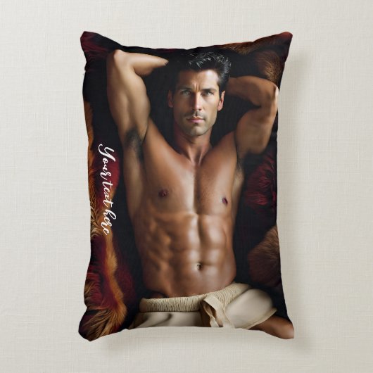 ベアスキンの絨毯の上で熱い男 アクセントクッション (正面(垂直))