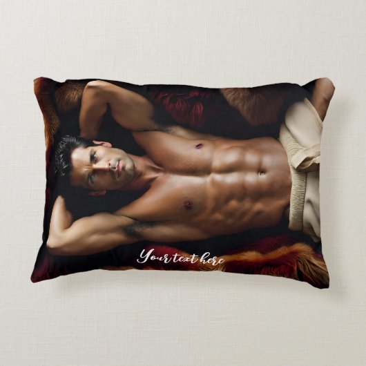 ベアスキンの絨毯の上で熱い男 アクセントクッション (裏面)