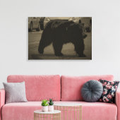 ベアーインザロードイエローストーン国立公園WY キャンバスプリント (インサイチュ (リビング))