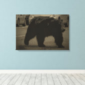 ベアーインザロードイエローストーン国立公園WY キャンバスプリント (インサイチュ (ウッドフロア))
