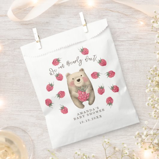 ベアー – 私たちは赤ちゃんシャワーを心待ちできる フェイバーバッグ (クリップ留めされた状態)