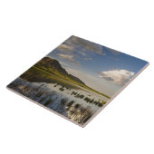 ベア·バッテが近くのベア·バッテ湖に反射する タイル (側面)