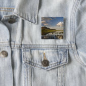 ベア·バッテが近くのベア·バッテ湖に反射する 缶バッジ (インサイチュ)