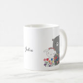 ベア&バニーウィズフラワーズカウト名前をカスタムする コーヒーマグカップ (正面右)