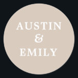 ベイパーソナライズされたモダンジ結婚のクラシック ラウンドシール<br><div class="desc">この可愛いステッモダンカーをチェックし結婚なさい。色背景、可愛かわいらしい台本、カスタマイズ可能な新郎新婦の名前を付けた名前が特徴。カスタマイズ文字の雰囲気に合わせ結婚てステッカー結婚や感謝してい封筒用シールなどのニーズに最適</div>