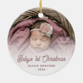 ベイビーのファーストクリスマス フォト ローズ レトロ スクリプト セラミックオーナメント (裏面)