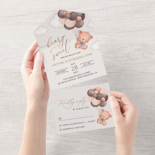 ベイビーベア、ブラウンバルーン、ファーストバースデー オールインワン招待状 (貼ってはがせる)