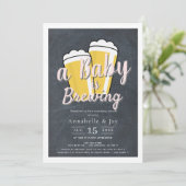 ベイビー・イズ・ブリューイング・コーエド ピンク ベイビーシャワー 招待状 (スタンド正面)