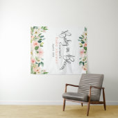 ベイビー・イン・ブルーム ピンクの花のベビーシャワー タペストリー (インサイチュ(横))