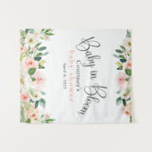 ベイビー・イン・ブルーム ピンクの花のベビーシャワー タペストリー (正面(横))