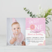 ベイビー スプリンクル ピンク スイート ワン 女の子の1歳の誕生日 招待状 (スタンド正面)
