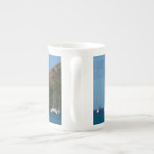 ベイホワイトとブルーの帆船航海の ボーンチャイナマグカップ (裏面)