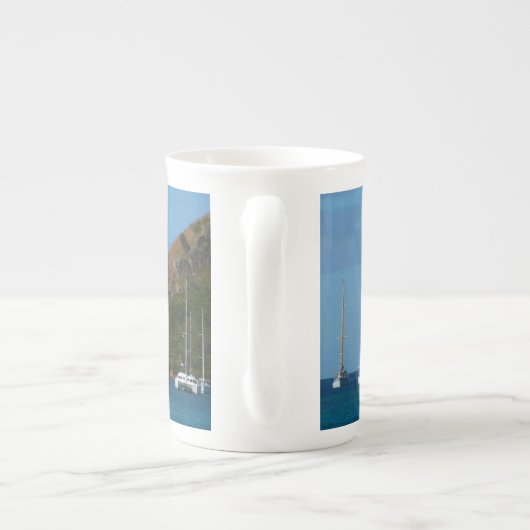 ベイホワイトとブルーの帆船航海の ボーンチャイナマグカップ (裏面)