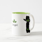 ベイリーフ、女性のカーボーイブラックハット&ブーツ ツートーンマグカップ (正面右)