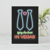 ベガスでネオンライトのガイ・ウェディング・インビテーション 招待状 (スタンド正面)