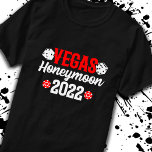 ベガス結婚ズ – Las Vegas Honeymoon 2022 Tシャツ<br><div class="desc">このラスベガスのハネムーン2022デザインは、ラスベガスで結婚する新婚のベガスのカップルやラスベガスでハネムーンに最適！あなたの結婚式の日に結婚式のレセプションのパーティーに最適で&ベガスの土産は、常にあなたのハネムーンを覚えて最適！Vegas Honeymoon 2022のデザインと転がのサイコロとハートトランプのポーカーチップのグラフィックをマッチングのカップルに！ベガ素晴らしスの記念結婚のハネムーンや初めてカップルとして素晴ら結婚しいラスベガスに行く時を覚える方法！</div>