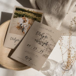 ベジエレガントュクリームミニマルBoho写真結婚ズ 招待状<br><div class="desc">エレガントユニークシンプルミニマルな結婚テンプレート。白いベージュのクリーミーな背景を特徴とする。そしてシンプル黒いの手で花嫁の名前と新郎のファーストネームと編集可能な情報ウェブサイトのRSVPと写真の後ろに。また手頃、デジタル電子e招待でもある。すべての情報は、のパーソナライズボタンクリックでカスタマイズ可能である。だから持って自分の招待状と興奮を作る婚約したように。</div>