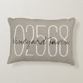 ベジ素朴ュカスタムーの町と郵便番号 アクセントクッション (裏面)