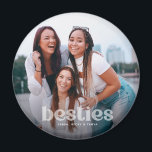 ベスティートレンディータイポグラフィフォトキープサケ マグネット<br><div class="desc">お祝客様のbestie/sとの友情と、トレンディー透明レタリングの下に名前/sと「besties」を搭載した可愛らしいフォトマグネット。</div>