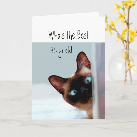ベストはだれ85 yr old猫の子ネコのユーモアであるか カード (黄色い花)