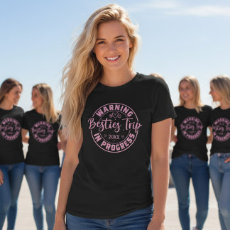 ベストフレンド女子旅進行中 ピンクの文字 ブラックTシャツ Tシャツ