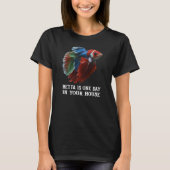 ベタはあなたの家の一日を彩ります Tシャツ (正面)