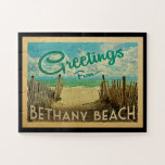 ベタニービーチヴィンテージトラベル ジグソーパズル<br><div class="desc">このGreetings From Bethanyビーチヴィンテージはがきデザインは、美しいターコイズ海水と海の上に砂色のビーチ、波打つ白い雲の青い空を特徴としている。ヴィンテージ旅行スタイル。</div>