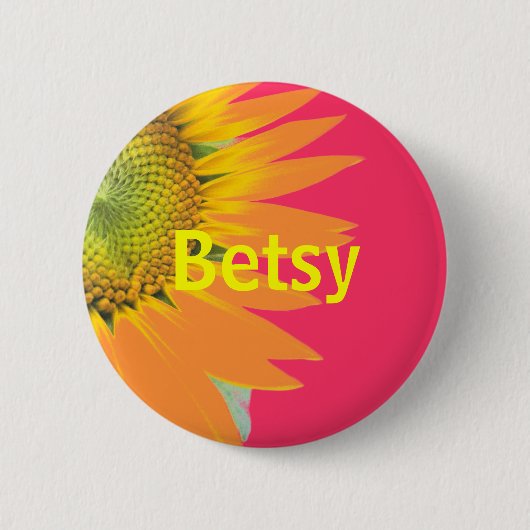 ベッツィひまわりピンクと黄色の明るい名前のバッジ 缶バッジ (正面)