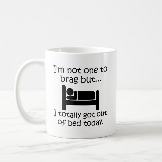 ベッドから抜け出して自慢して Funny Mug コーヒーマグカップ (左)