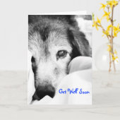 ベッドでくつろぐ黒白の眠い犬 カード (黄色い花)