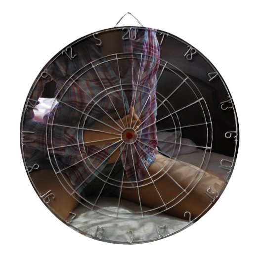 ベッドでひざまずいているフランネルのワイシャツの女の子 ダーツボード (正面)