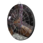 ベッドでひざまずいているフランネルのワイシャツの女の子 ダーツボード (正面右)