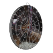 ベッドでひざまずいているフランネルのワイシャツの女の子 ダーツボード (正面左)