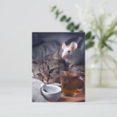 ベッドで休んでいる病子猫 ポストカード (スタンド正面)