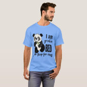 ベッドで最高です。何日も寝れます。面白い・だらしない Tシャツ (正面フル)