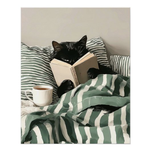 ベッドで本を読む黒猫 ポスター (正面)