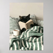 ベッドで本を読む黒猫 ポスター (正面)