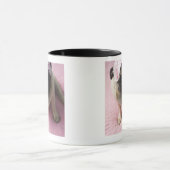 ベッドに坐る頭部の目マスクを持つパグ犬 マグカップ (中央)