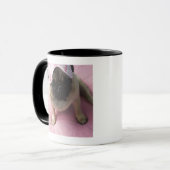 ベッドに坐る頭部の目マスクを持つパグ犬 マグカップ (正面左)