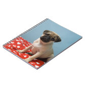 ベッドに座ってパグの子犬 ノートブック (左側)