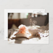 ベッドに良い本を持つティータイム ポストカード (正面/裏面)