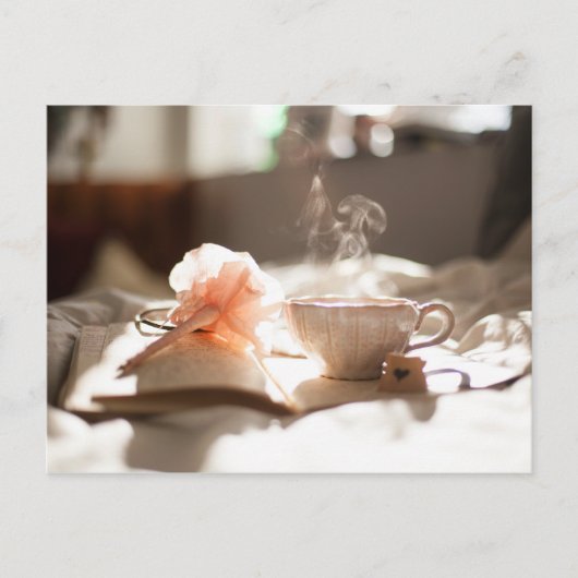 ベッドに良い本を持つティータイム ポストカード (正面)