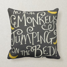 「ベッドに飛び跳ねるサルはもういない」装飾用クッション