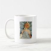 ベッドに"とどまる病気の人形はよく得ます" コーヒーマグカップ (左)