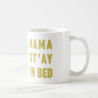 ベッドのおもしろいなコーヒー・マグのNamastay コーヒーマグカップ