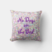 ベッドのきらめく紫色の枕の犬無し クッション (正面)