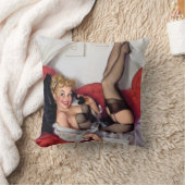 ベッドのセクシーなピンナップの女の子 クッション (ブランケット)