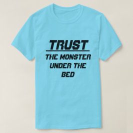 ベッドの下のモンスターを信頼する Tシャツ