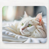 ベッドの中の白猫 マウスパッド (正面)
