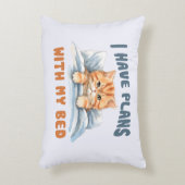 ベッドの予定がある – Cozy Orange Cat アクセントクッション (正面(垂直))